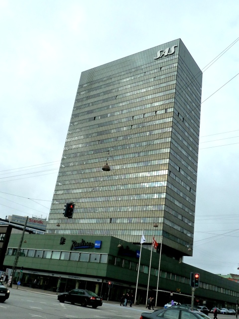 Mid century modern tower hotel built for SAS by Arne Jacobson in Copenhagen, now the Radisson Blu
