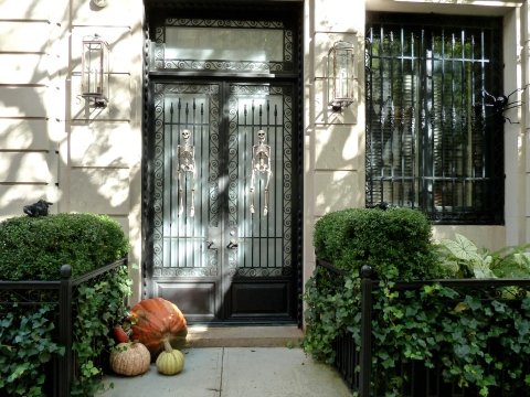 Back on the Upper East side, one of the classier Halloween Manhattan houses.